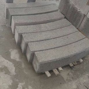 佛山芝麻白弧形路牙石