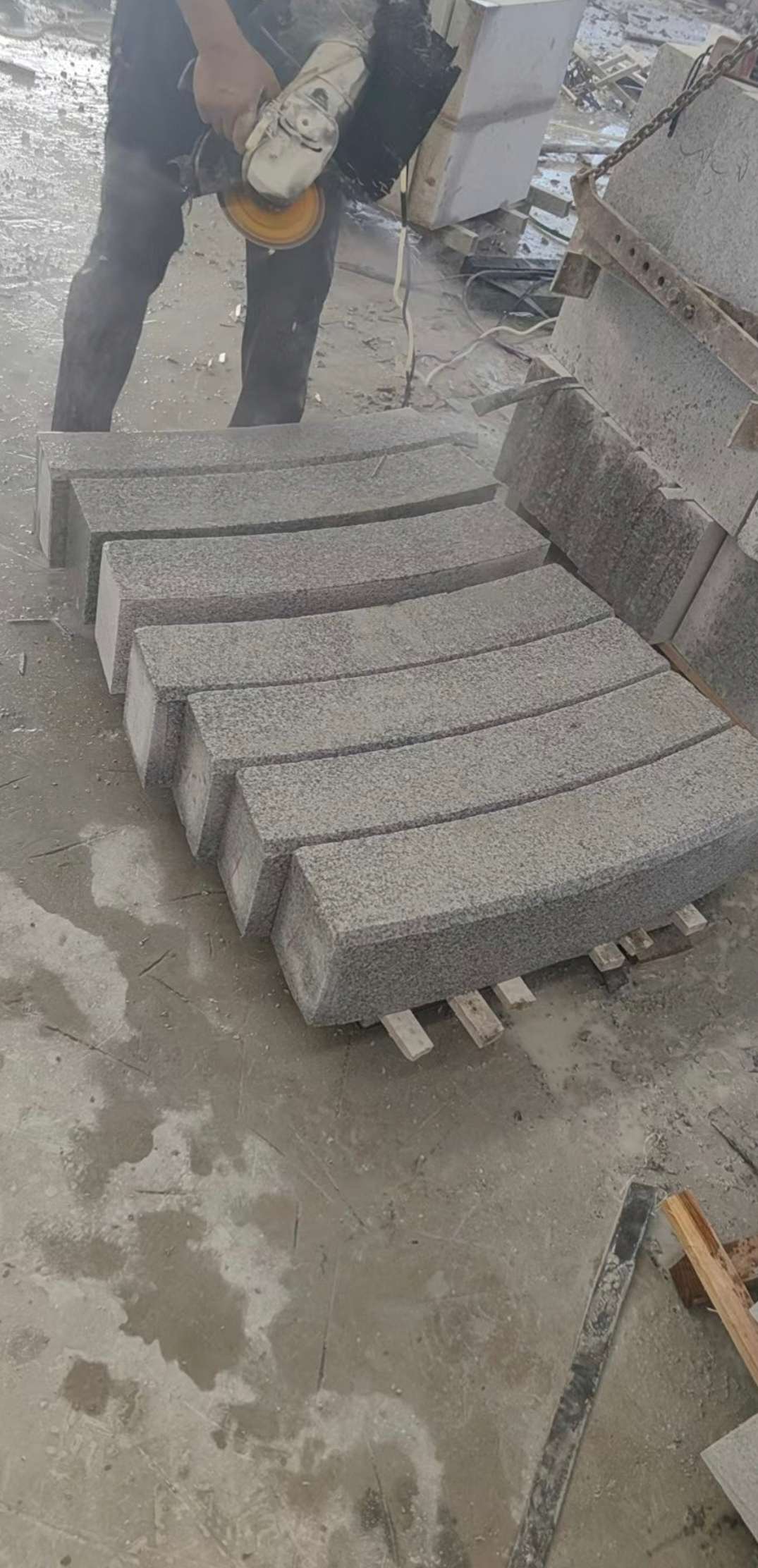 佛山芝麻白弧形路牙石